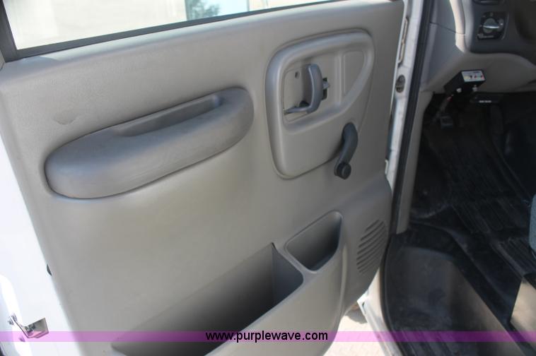image for item AJ9341 2001 Chevrolet Express G3500 El Dorado bus