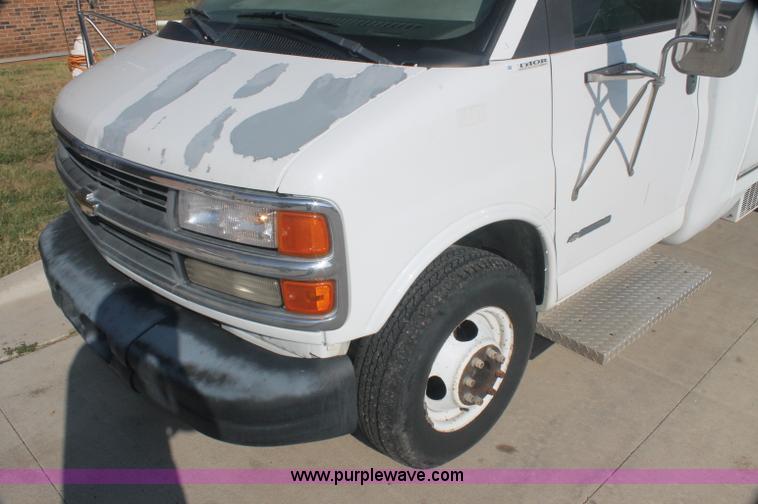 image for item AJ9341 2001 Chevrolet Express G3500 El Dorado bus