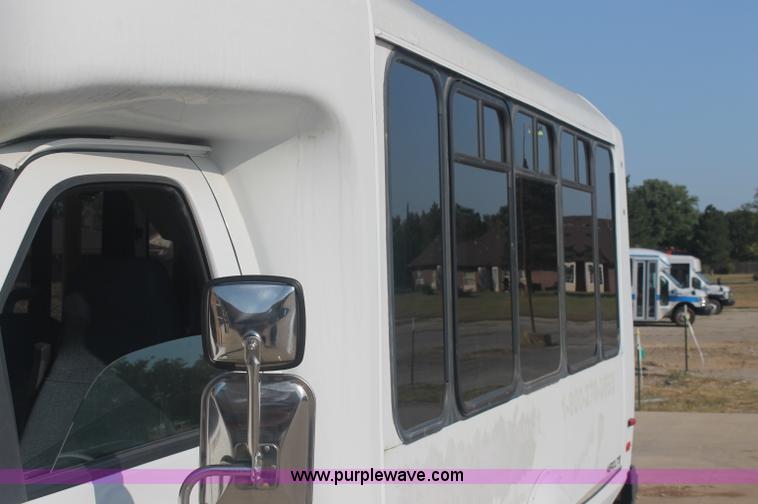 image for item AJ9341 2001 Chevrolet Express G3500 El Dorado bus