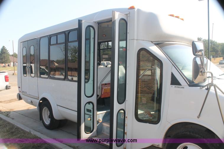 image for item AJ9341 2001 Chevrolet Express G3500 El Dorado bus