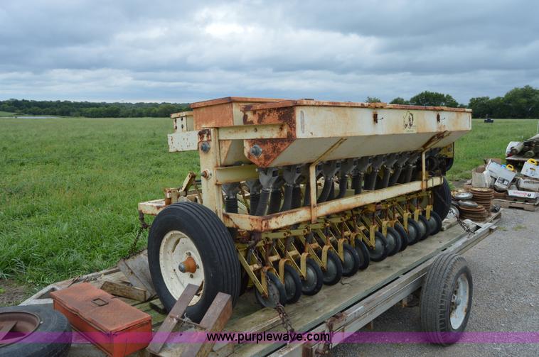 image for item AW9178 1984 Traux 812 grass drill