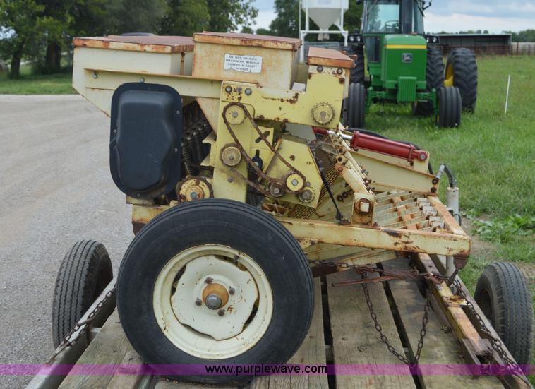 image for item AW9178 1984 Traux 812 grass drill