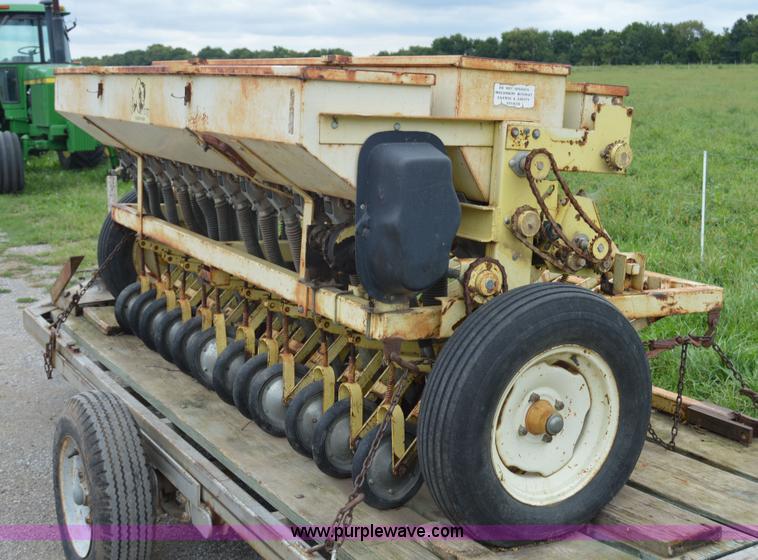 image for item AW9178 1984 Traux 812 grass drill