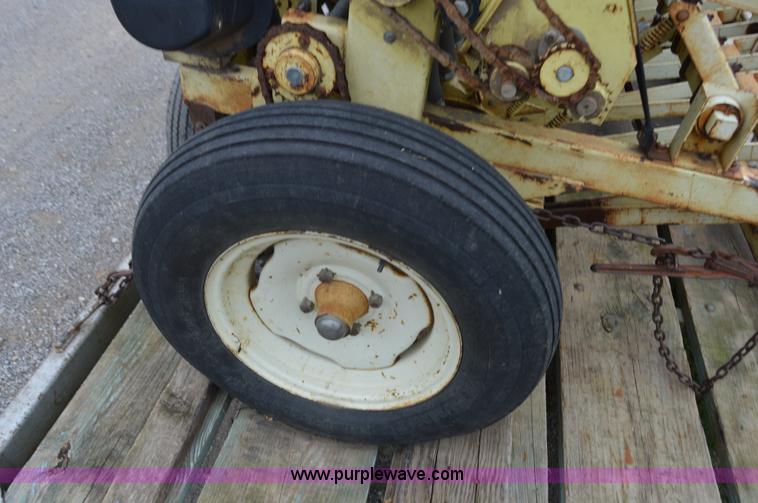 image for item AW9178 1984 Traux 812 grass drill