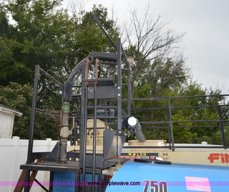 image for item AW9183 Kincaid 750 AGI gator aero seeder