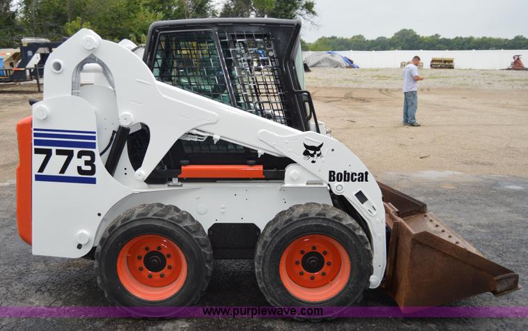 image for item AW9185 2000 Bobcat 773 skid steer