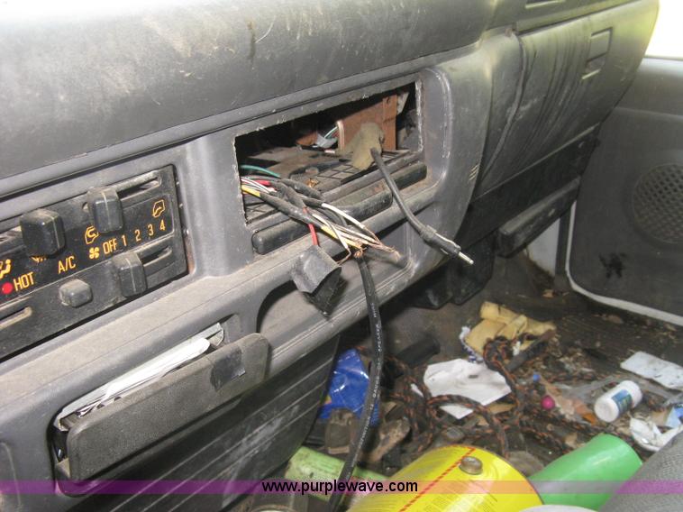 image for item E7965 2001 Isuzu NQR flatbed dump truck