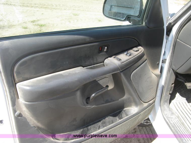 image for item E7966 2004 Chevrolet Silverado 1500 Ext. Cab pickup truck