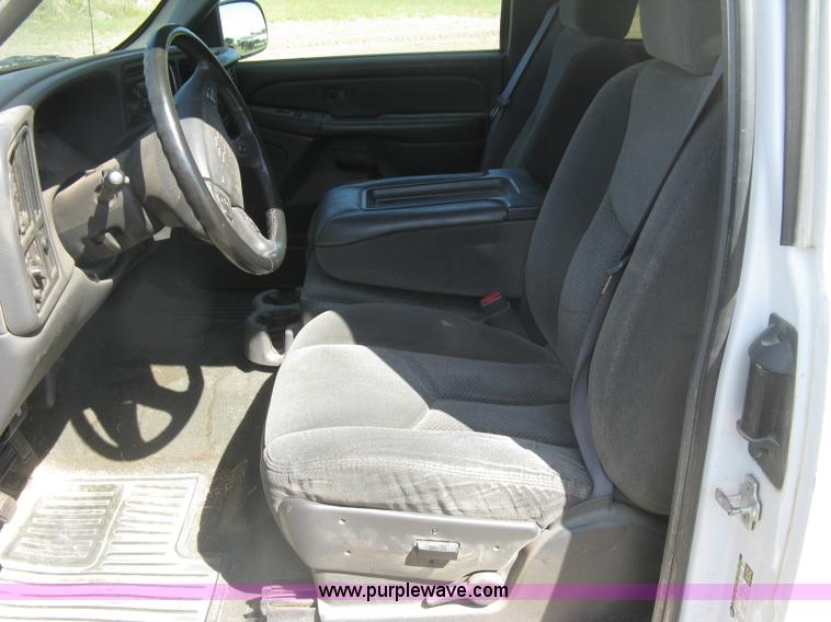 image for item E7966 2004 Chevrolet Silverado 1500 Ext. Cab pickup truck