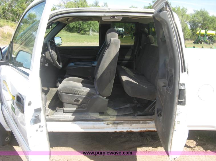 image for item E7966 2004 Chevrolet Silverado 1500 Ext. Cab pickup truck