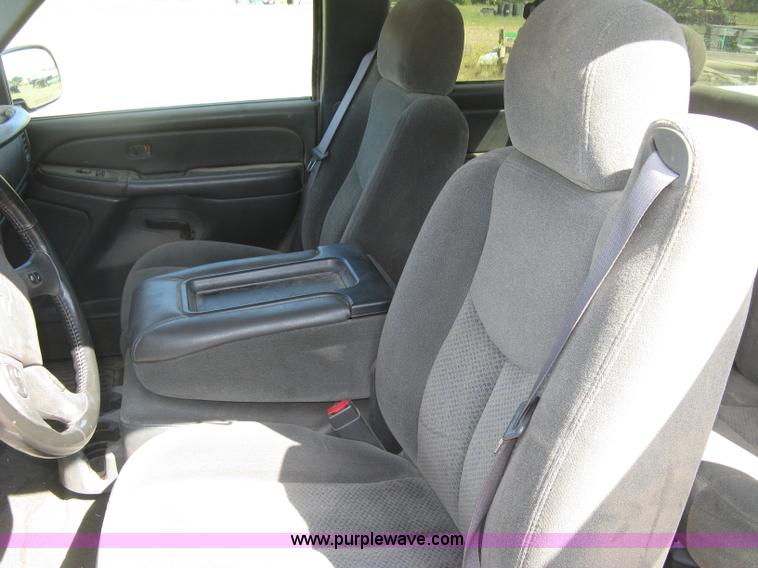 image for item E7966 2004 Chevrolet Silverado 1500 Ext. Cab pickup truck