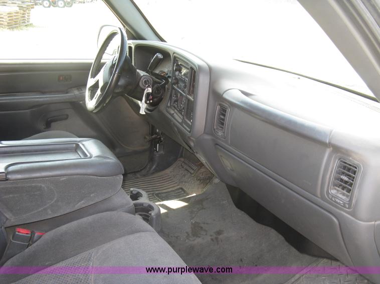 image for item E7966 2004 Chevrolet Silverado 1500 Ext. Cab pickup truck