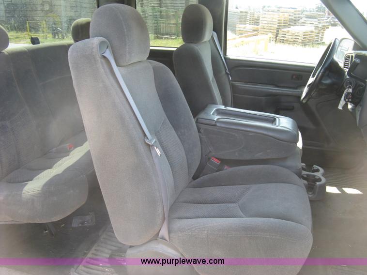 image for item E7966 2004 Chevrolet Silverado 1500 Ext. Cab pickup truck