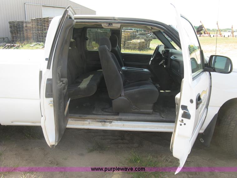 image for item E7966 2004 Chevrolet Silverado 1500 Ext. Cab pickup truck