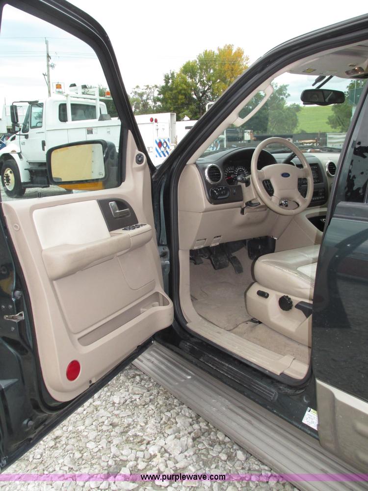 image for item G9936 2004 Ford Expedition Eddie Bauer SUV