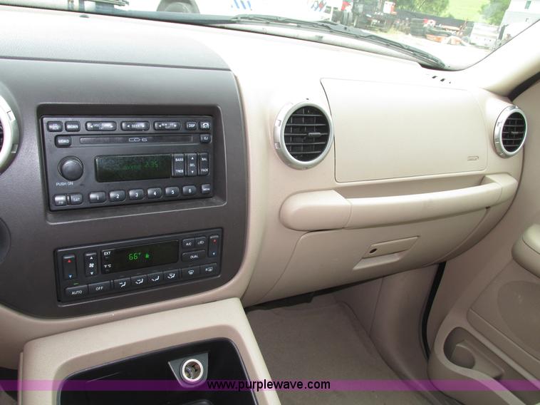 image for item G9936 2004 Ford Expedition Eddie Bauer SUV
