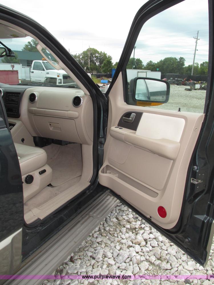 image for item G9936 2004 Ford Expedition Eddie Bauer SUV