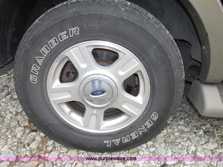 image for item G9936 2004 Ford Expedition Eddie Bauer SUV