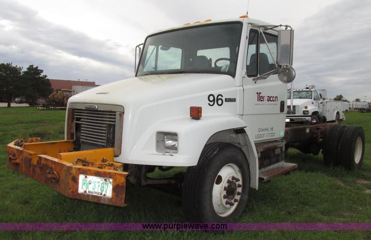 image for item G9938 2001 Freightliner FL70 Business Class truck cab and chassis