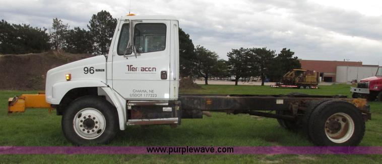 image for item G9938 2001 Freightliner FL70 Business Class truck cab and chassis