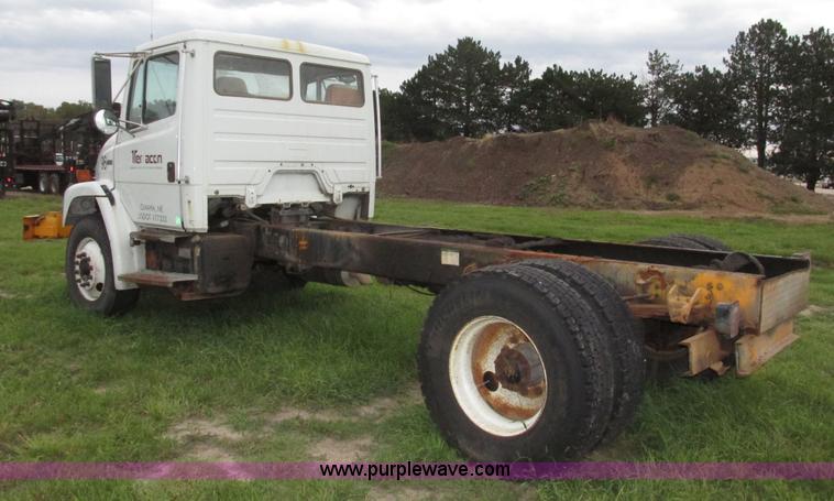 image for item G9938 2001 Freightliner FL70 Business Class truck cab and chassis