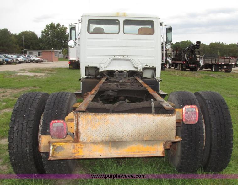 image for item G9938 2001 Freightliner FL70 Business Class truck cab and chassis