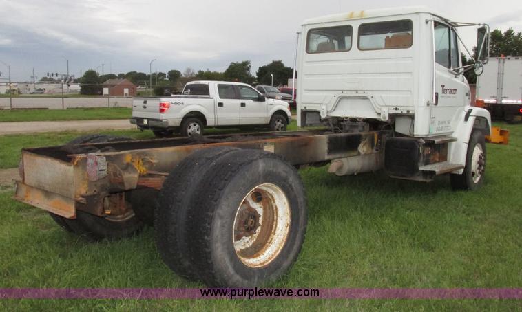 image for item G9938 2001 Freightliner FL70 Business Class truck cab and chassis