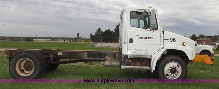 image for item G9938 2001 Freightliner FL70 Business Class truck cab and chassis