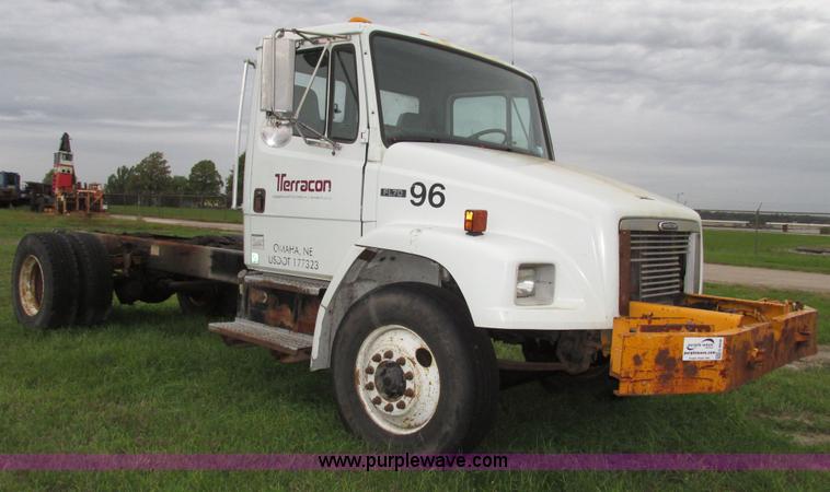 image for item G9938 2001 Freightliner FL70 Business Class truck cab and chassis