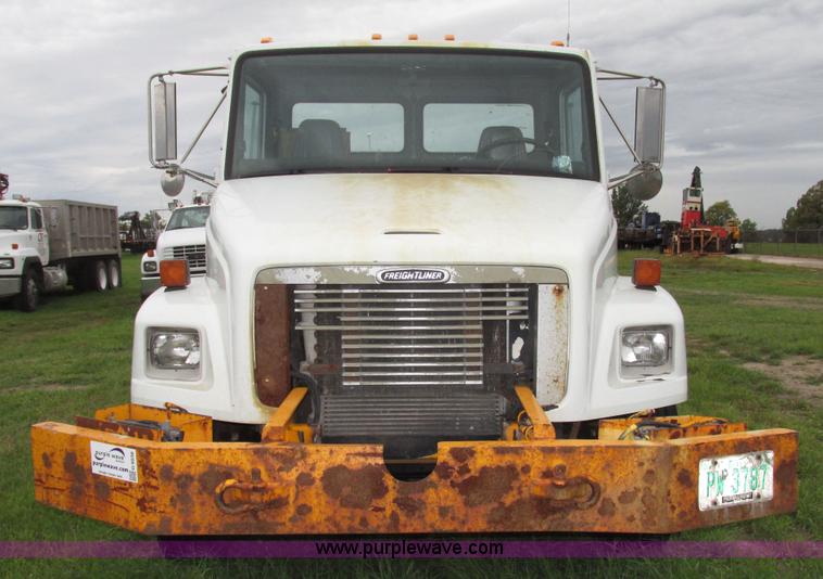 image for item G9938 2001 Freightliner FL70 Business Class truck cab and chassis