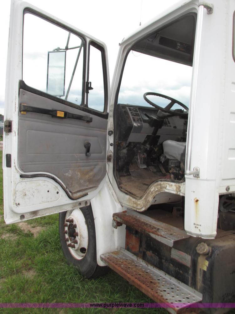 image for item G9938 2001 Freightliner FL70 Business Class truck cab and chassis