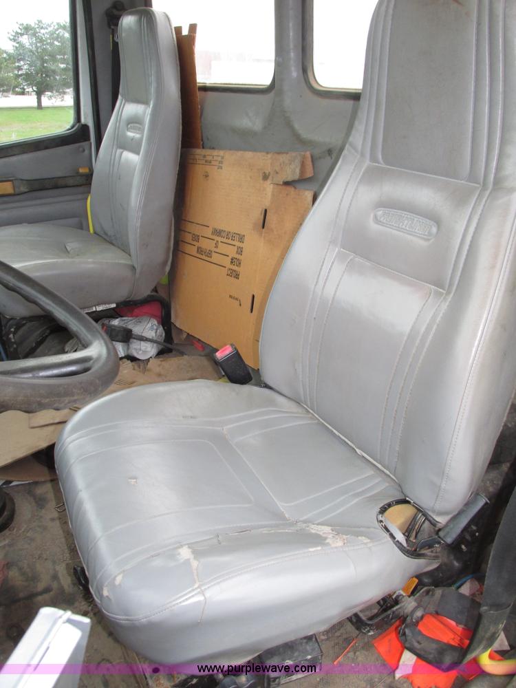 image for item G9938 2001 Freightliner FL70 Business Class truck cab and chassis