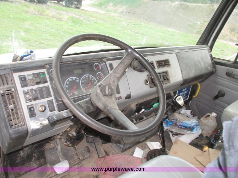 image for item G9938 2001 Freightliner FL70 Business Class truck cab and chassis