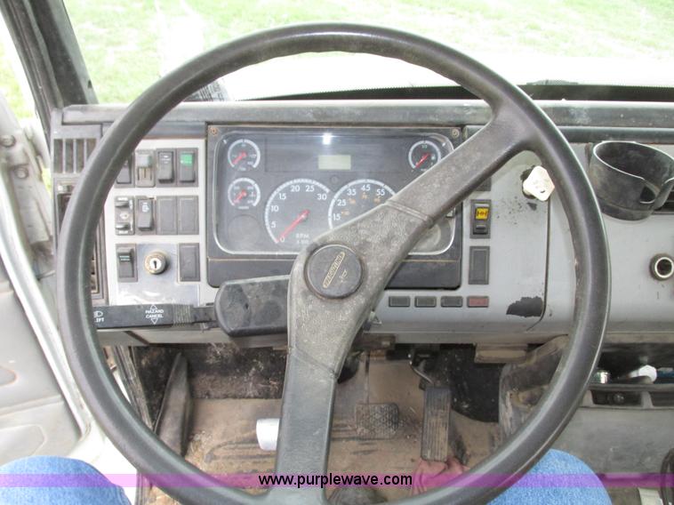 image for item G9938 2001 Freightliner FL70 Business Class truck cab and chassis