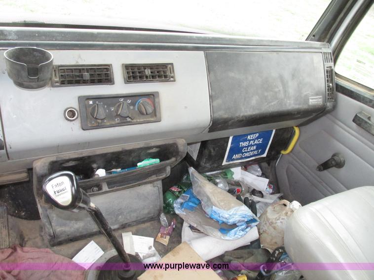 image for item G9938 2001 Freightliner FL70 Business Class truck cab and chassis