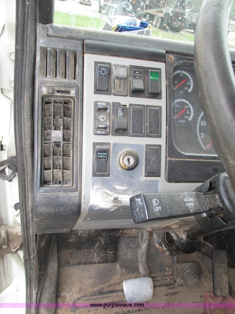 image for item G9938 2001 Freightliner FL70 Business Class truck cab and chassis