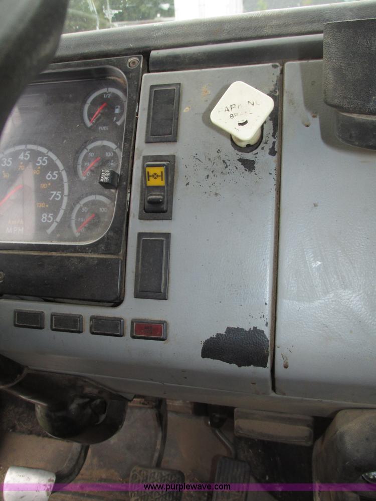 image for item G9938 2001 Freightliner FL70 Business Class truck cab and chassis