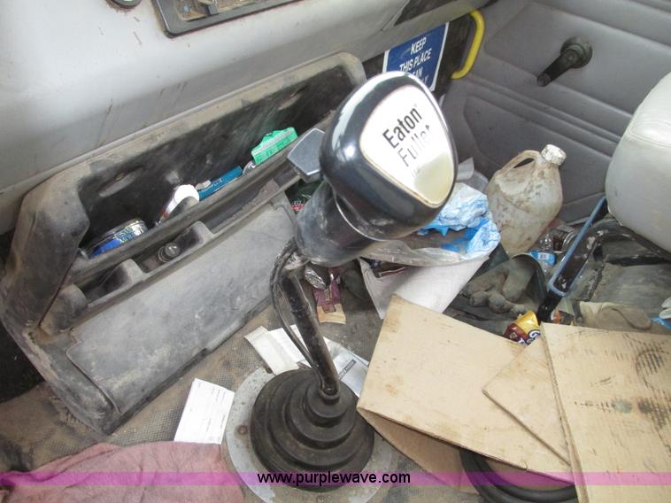 image for item G9938 2001 Freightliner FL70 Business Class truck cab and chassis