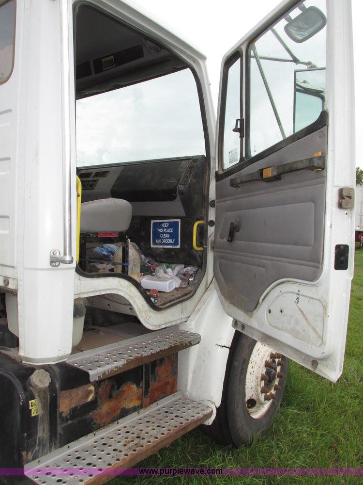 image for item G9938 2001 Freightliner FL70 Business Class truck cab and chassis