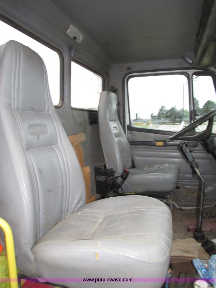 image for item G9938 2001 Freightliner FL70 Business Class truck cab and chassis