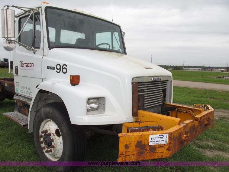 image for item G9938 2001 Freightliner FL70 Business Class truck cab and chassis