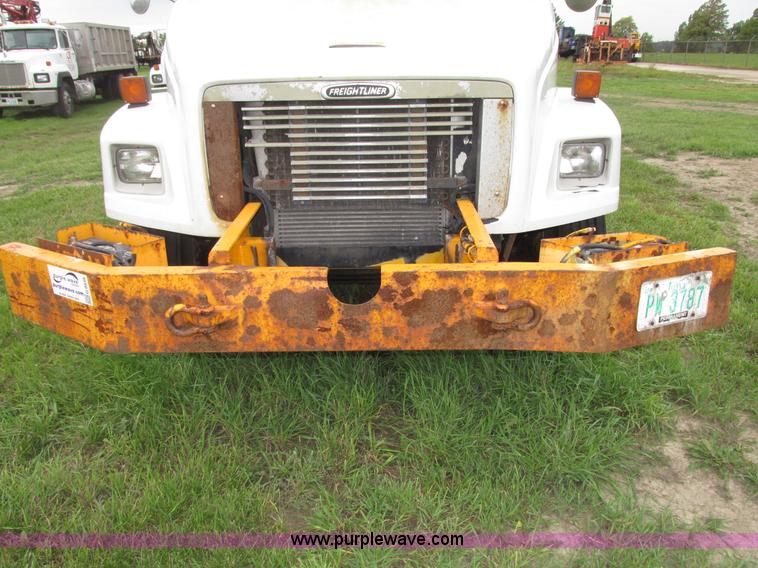 image for item G9938 2001 Freightliner FL70 Business Class truck cab and chassis