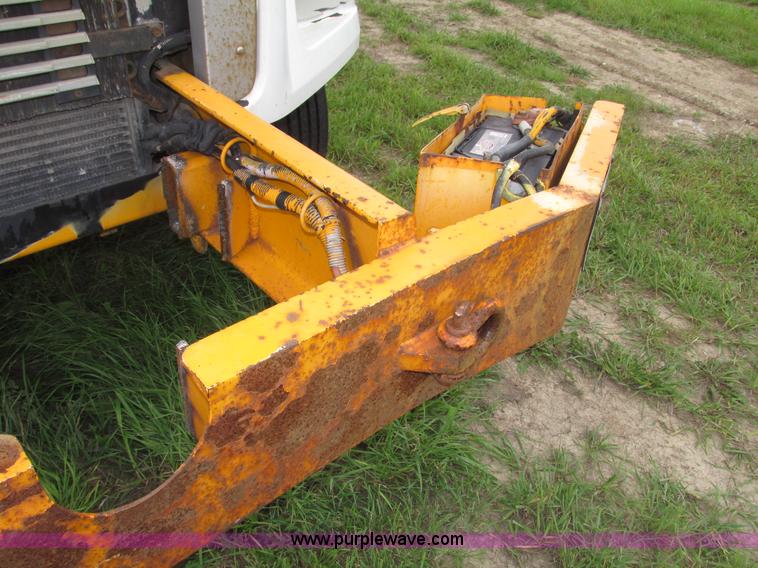 image for item G9938 2001 Freightliner FL70 Business Class truck cab and chassis