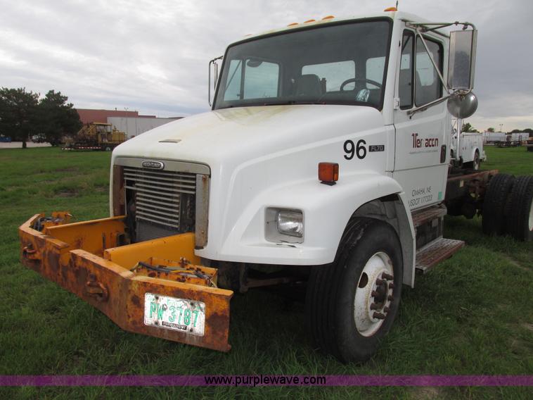 image for item G9938 2001 Freightliner FL70 Business Class truck cab and chassis