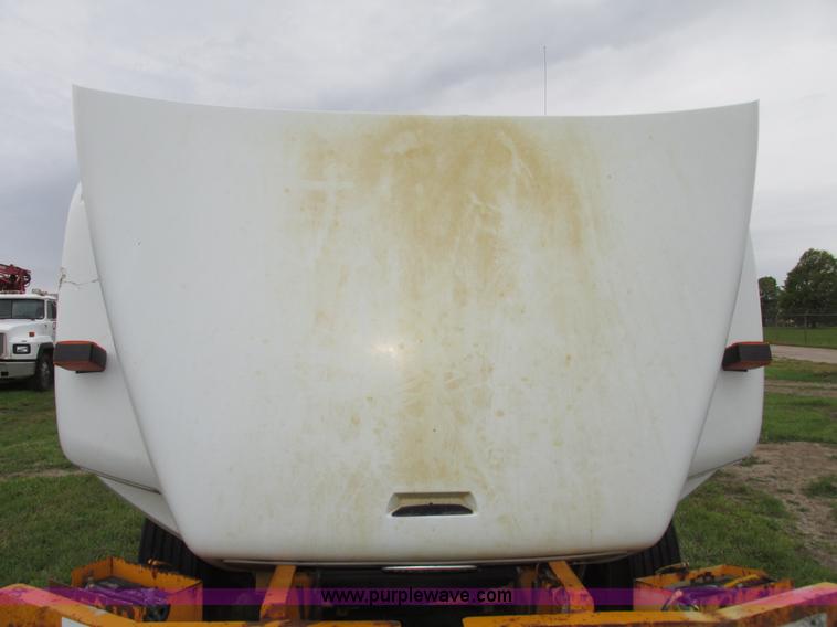 image for item G9938 2001 Freightliner FL70 Business Class truck cab and chassis