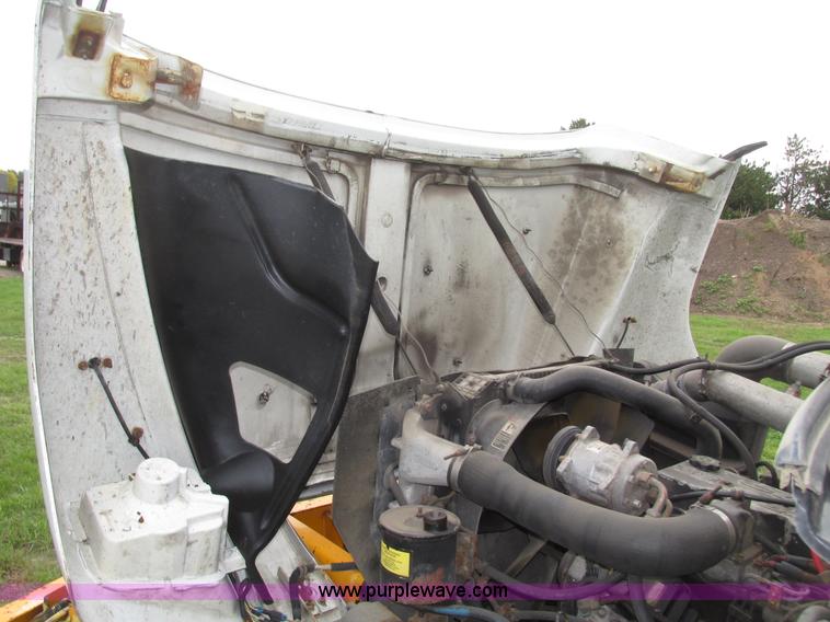 image for item G9938 2001 Freightliner FL70 Business Class truck cab and chassis