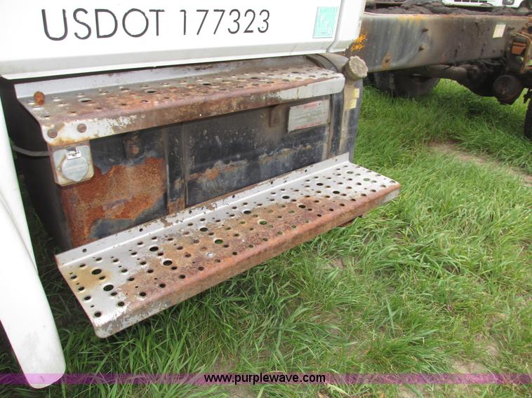 image for item G9938 2001 Freightliner FL70 Business Class truck cab and chassis