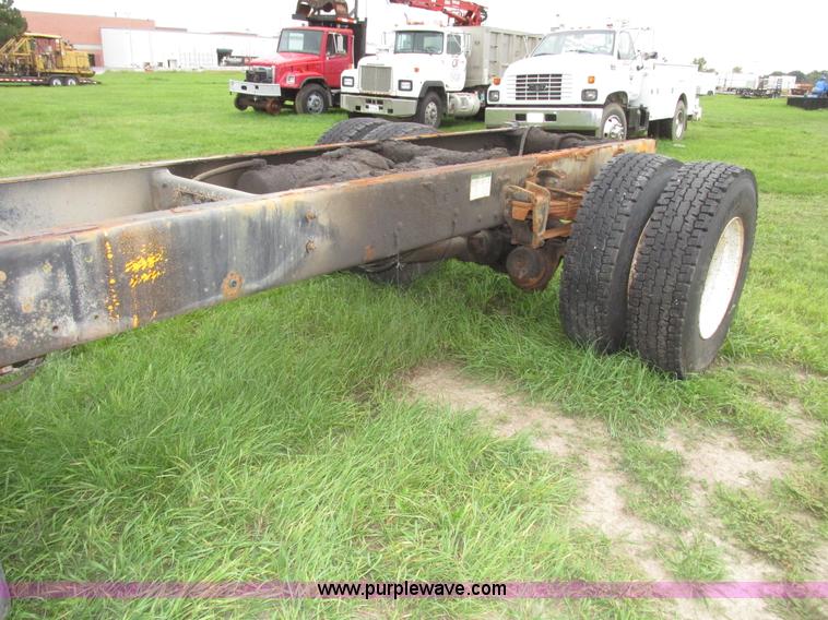 image for item G9938 2001 Freightliner FL70 Business Class truck cab and chassis