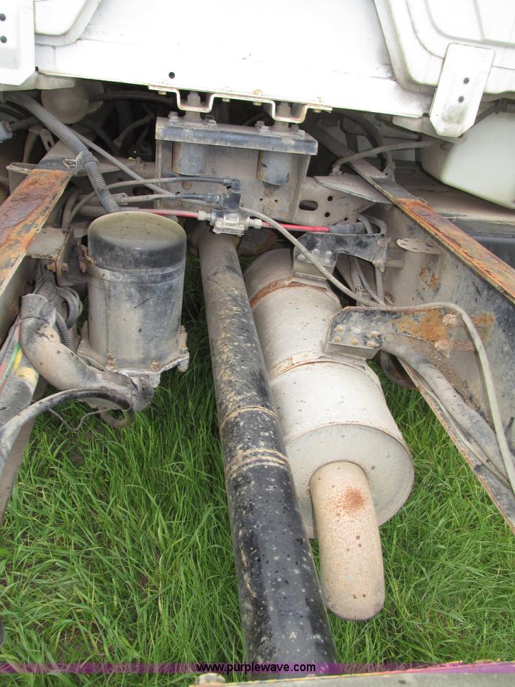 image for item G9938 2001 Freightliner FL70 Business Class truck cab and chassis