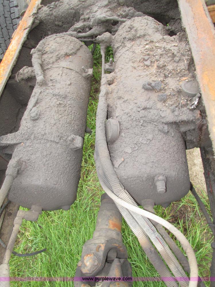 image for item G9938 2001 Freightliner FL70 Business Class truck cab and chassis